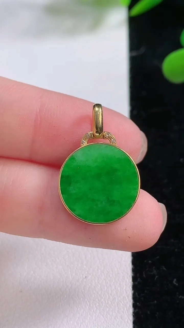 天然A货翡翠无事牌吊坠，尺寸16-2，重:1.80g
11月25日
