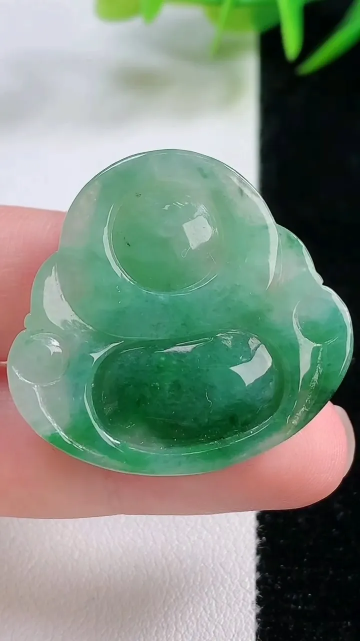 天然A货翡翠佛公吊坠，尺寸30.8-33.2-5.9，重量:8.83g
11月25日