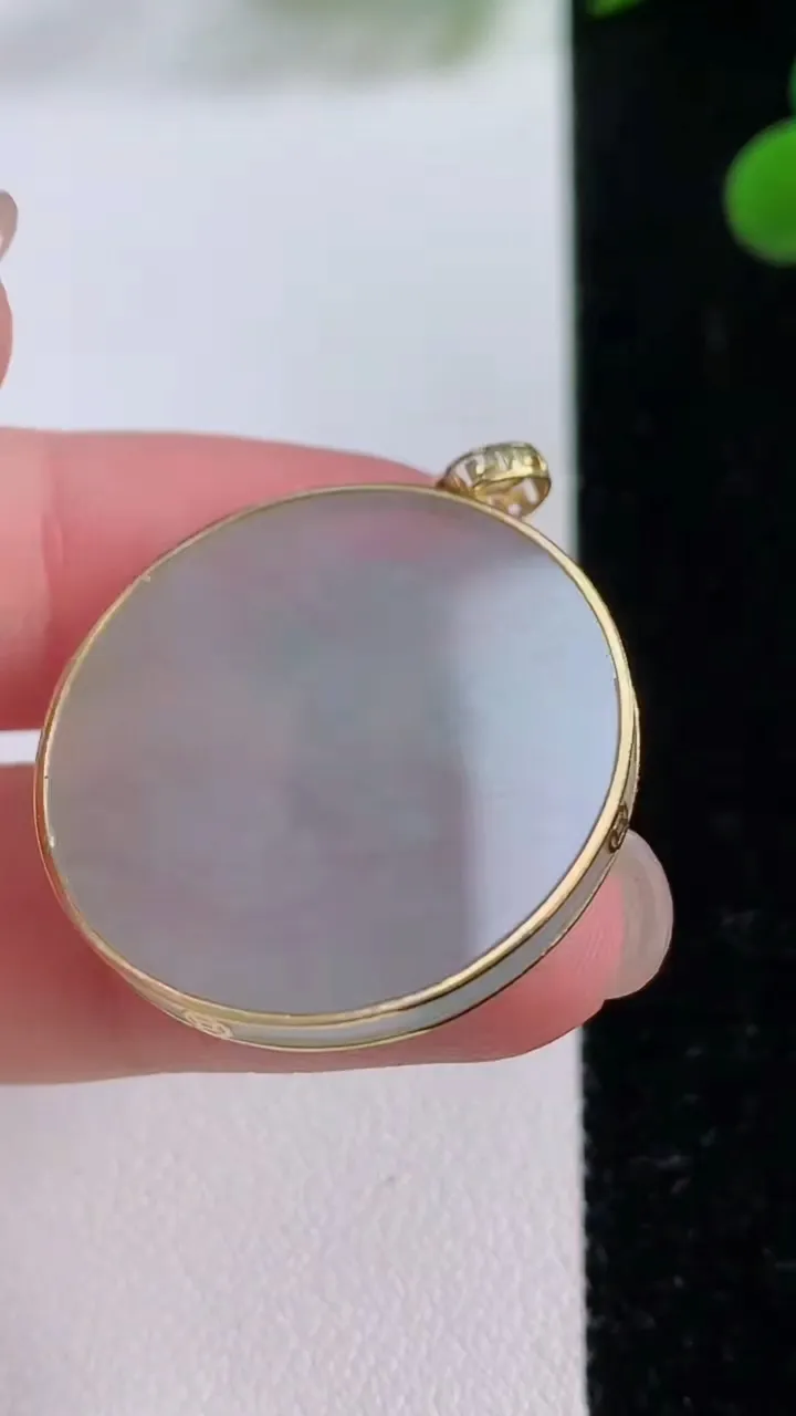 天然A货翡翠种白冰无事牌吊坠，尺寸27-2.8，重量:5.36g
11月25日