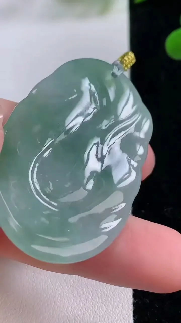 天然A货翡翠钟馗吊坠，尺寸49.5-30.8-5.1，重量:17.35g
11月25日