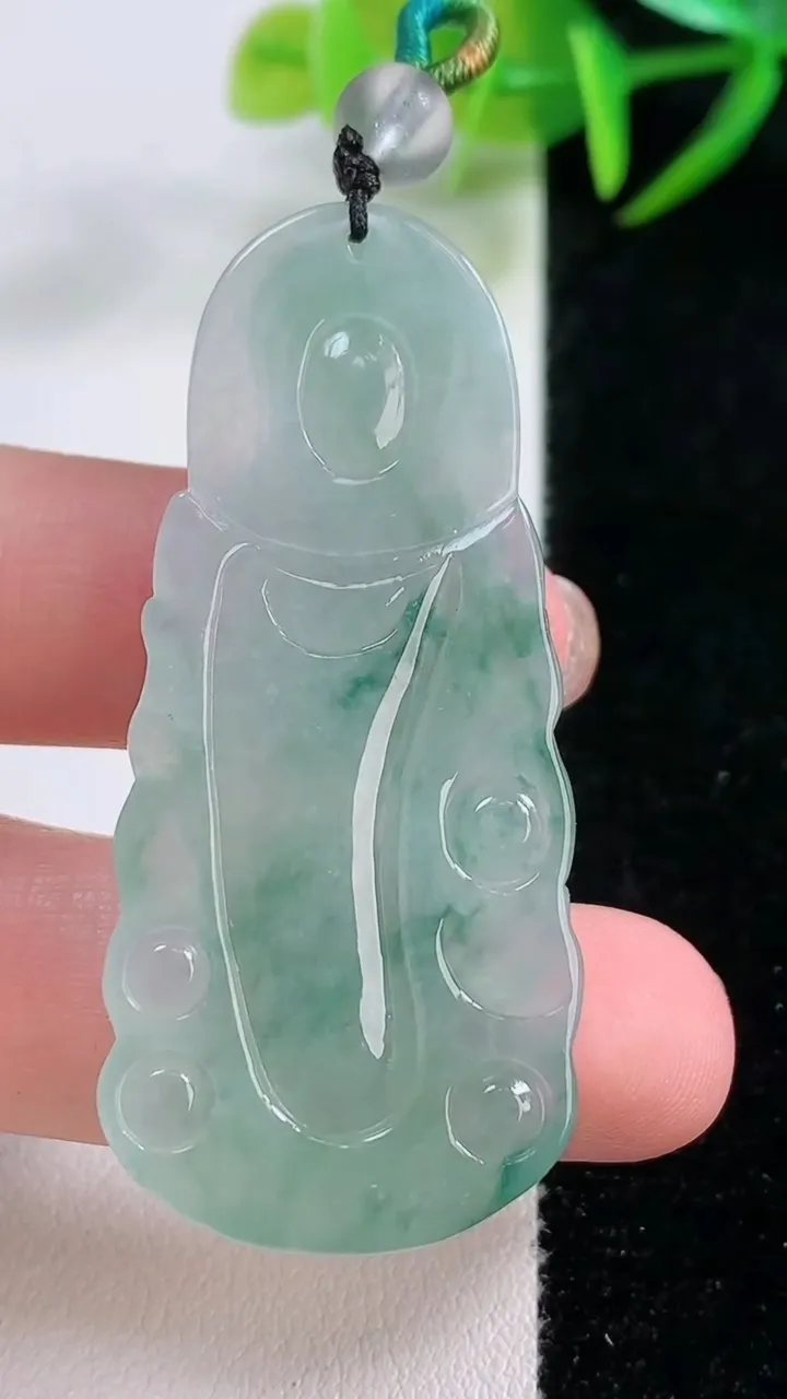 天然A货翡翠冰种飘花观音菩萨吊坠，尺寸52.3-23.5-5.6，重量:13.53g
11月25日