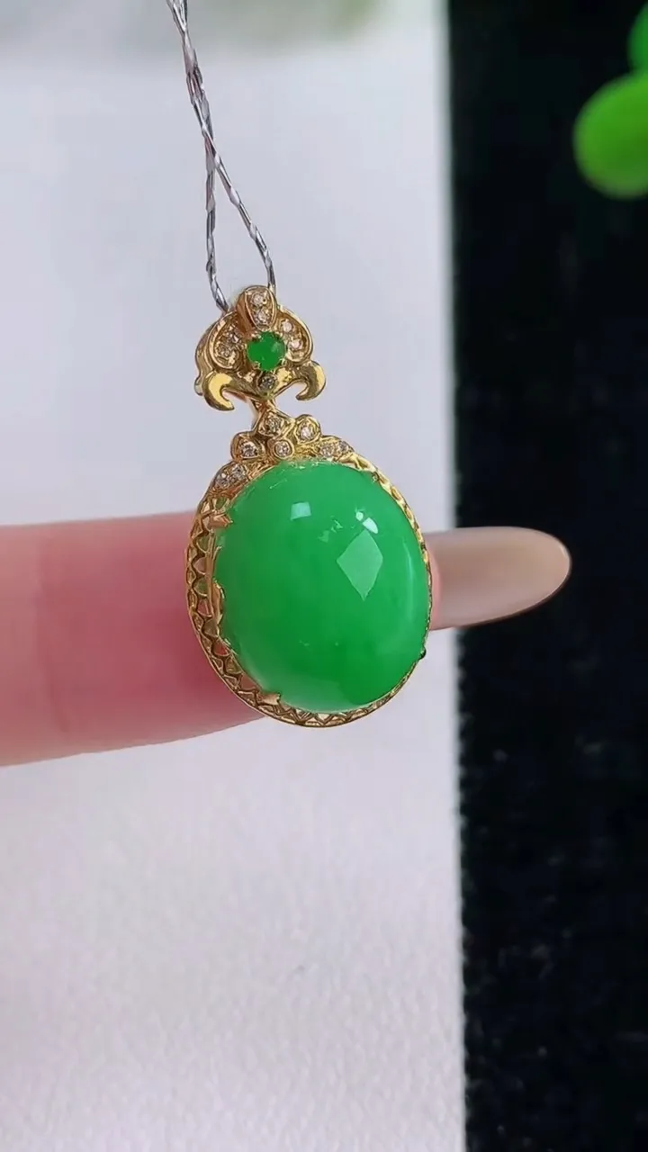 天然A货翡翠蛋面吊坠，尺寸23.5-13-9.5，裸石13-11重量:2.96g
11月25日