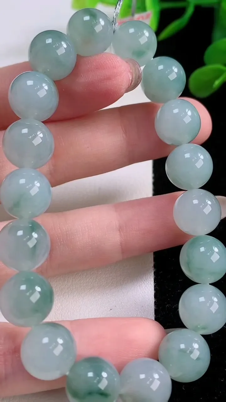 天然A货翡翠种飘花圆珠手串，尺寸10.8-19颗，重量:40.69g11月25日
工厂直销收藏佳品,