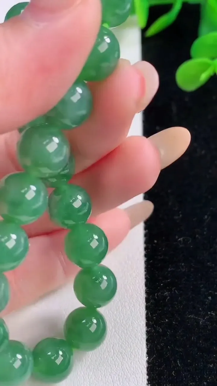 天然A货翡翠圆珠手串，尺寸9.8-20颗，重量:34.02g11月25日
工厂直销收藏佳品,种好水足，色泽均匀，有种有色，上手高大气！