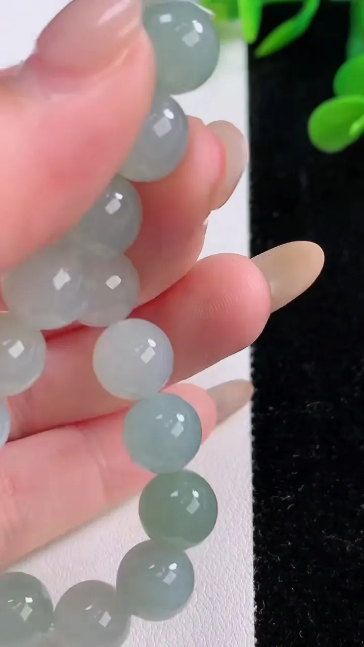 天然A货翡翠圆珠手串，尺寸9.3-20颗，重量:29.30g11月25日
工厂直销收藏佳品,种好水足，色泽均匀，有种有色，上手高大气！