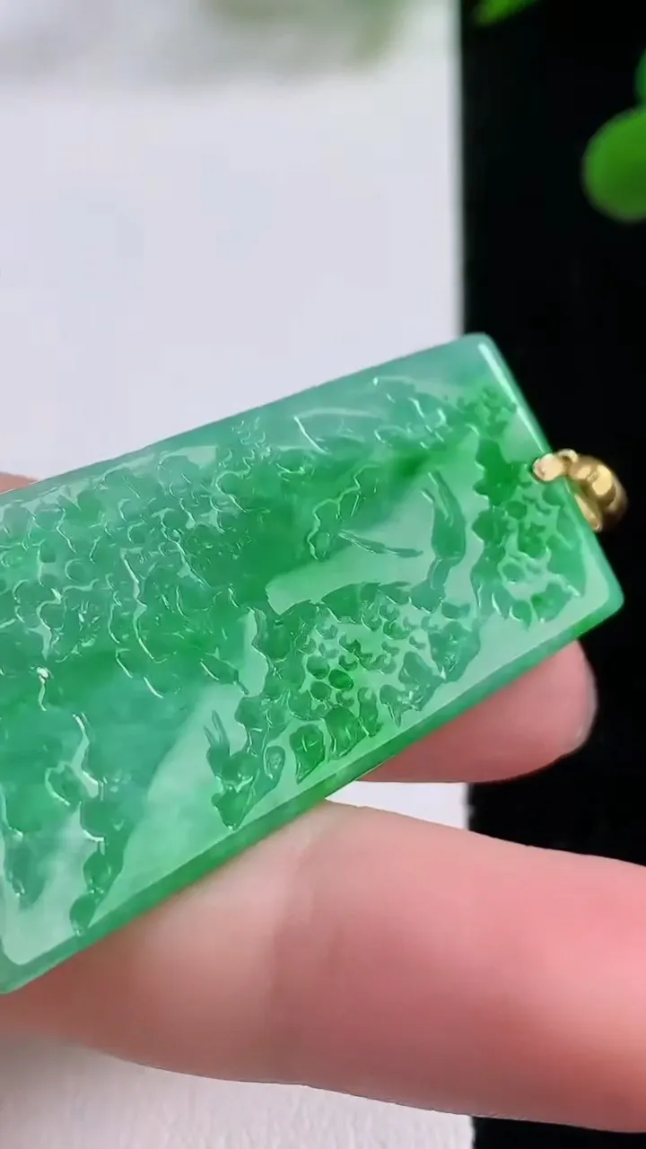 天然A货翡翠山水牌吊坠，尺寸44.8-23.3-4.6，重量:12.57g
11月25日