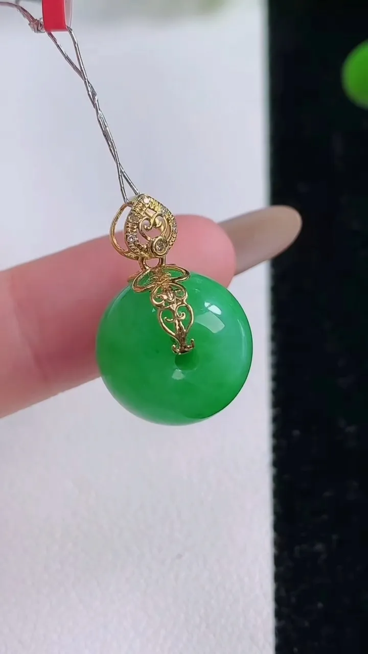 天然A货翡翠路路通吊坠，尺寸14-12.2，重量:5.17g
11月25日