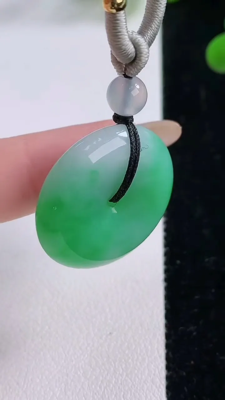 天然A货翡翠平安扣吊坠，尺寸26.7-6.6，重量:12.57g
11月25日