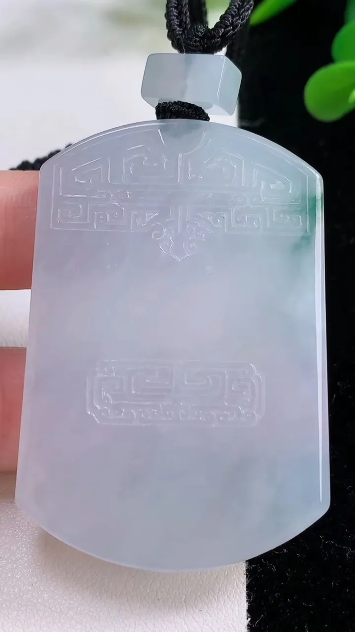 天然A货翡翠种飘花仿古无事牌吊坠，尺寸56.4-38.8-5.8，重量:41.97g
11月25日