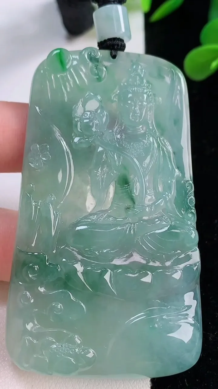 天然A货翡翠大势至菩萨吊坠，尺寸70-40.8-5.5，重量:42.19g
11月25日