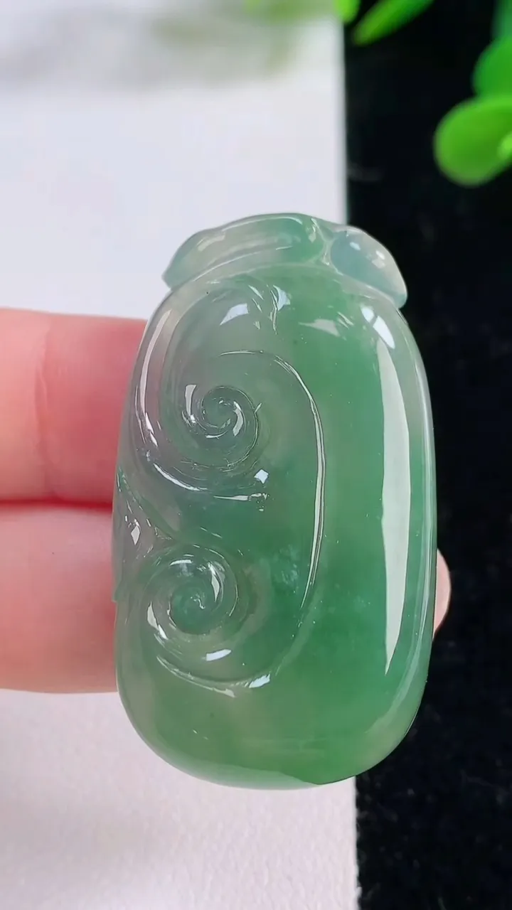 天然A货翡翠如意吊坠，尺寸42.6-23.4-6，重量:14.71g
11月25日