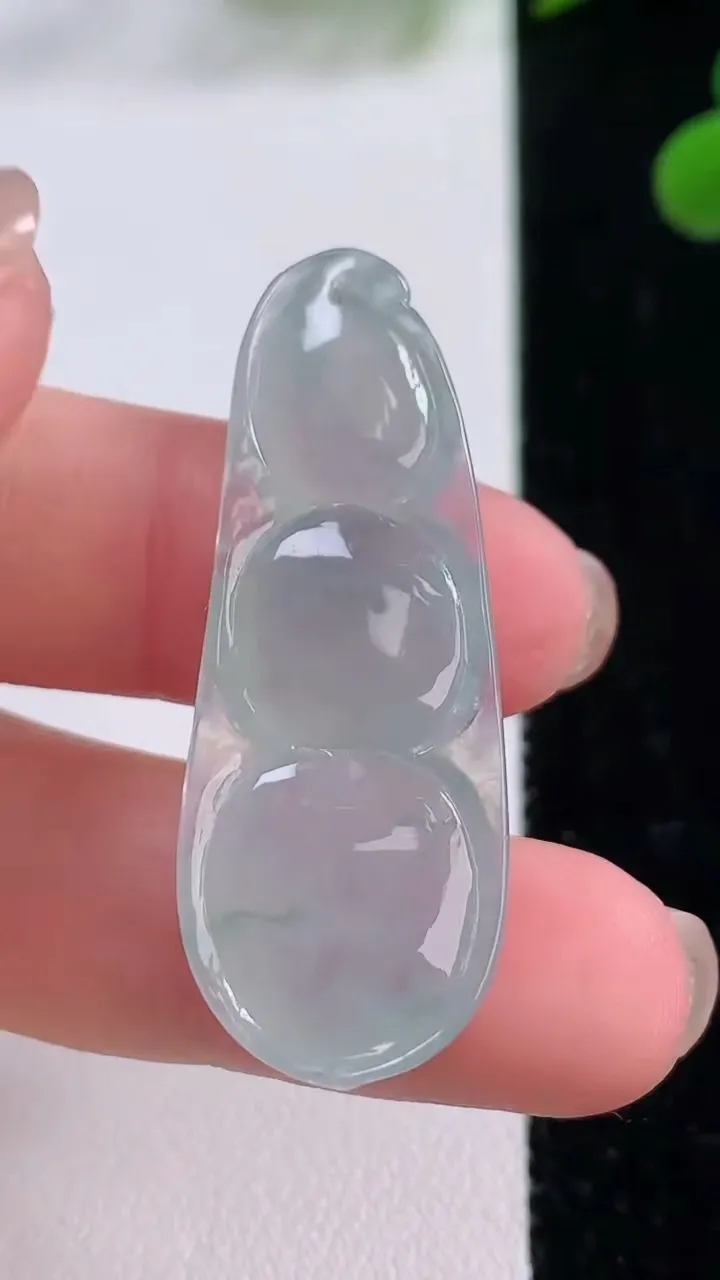 天然A货翡翠冰种飘花福豆吊坠，尺寸41-15.4-5.9，重量:6.31g
11月25日