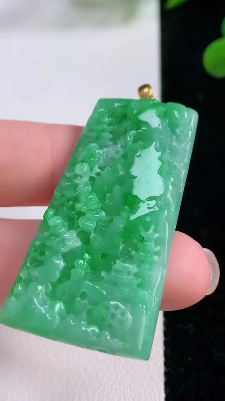 天然A货翡翠山水牌吊坠，尺寸44.8-23.3-4.6，重量:12.57g
11月25日