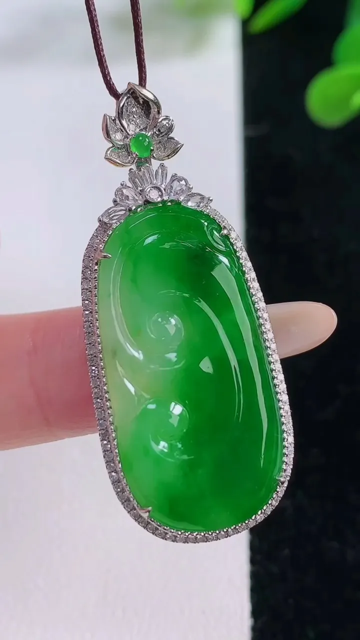 天然A货翡翠如意吊坠，尺寸43.2-18-5.2，裸石30-16.4重量:5.41g
11月25日