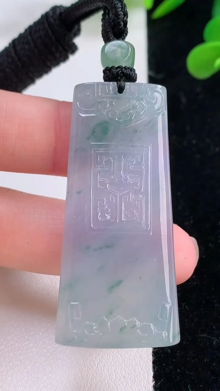 天然A货翡翠种飘花仿古无事牌吊坠，尺寸50.5-22.3-5.4，重量:22.17g
11月25日