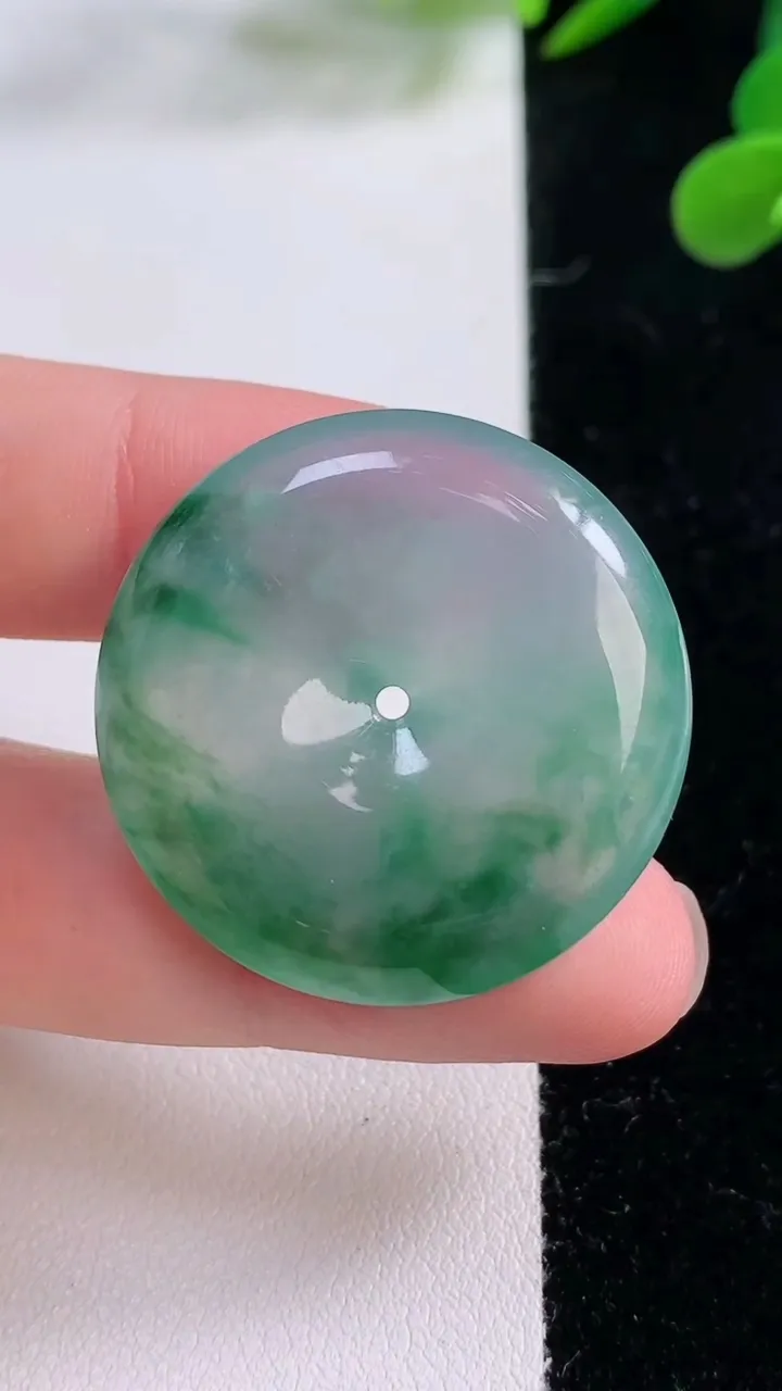 天然A货翡翠种飘花平安扣吊坠，尺寸31.2-6.3，重量:14.18g
11月25日