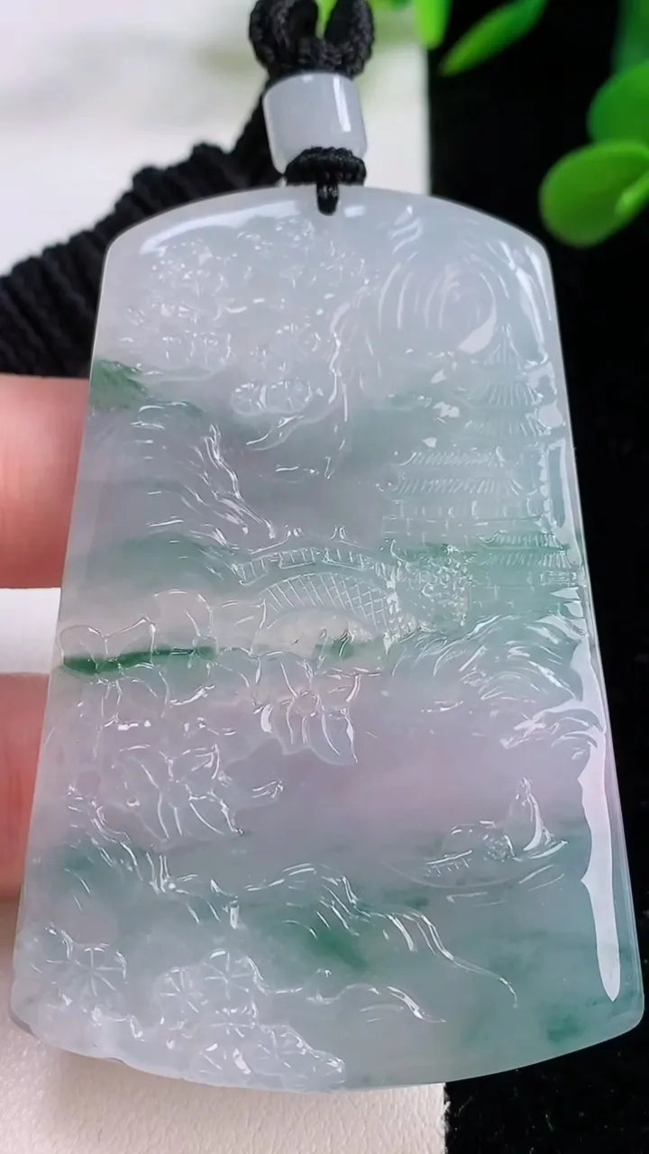 天然A货翡翠种飘花山水牌吊坠，尺寸64-41.4-5.4，重量:40.36g
11月25日