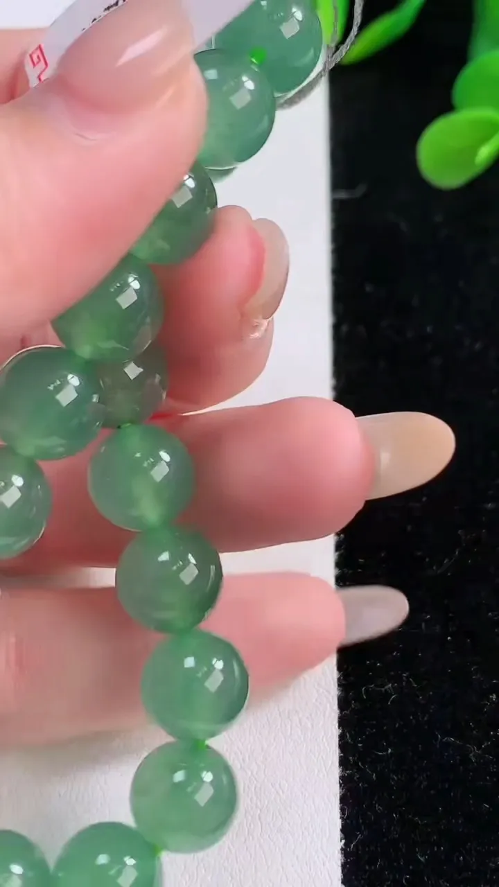天然A货翡翠圆珠手串，尺寸10-20颗，重量:33.72g11月25日
工厂直销收藏佳品,种好水足，色泽均匀，有种有色，上手高大气！
