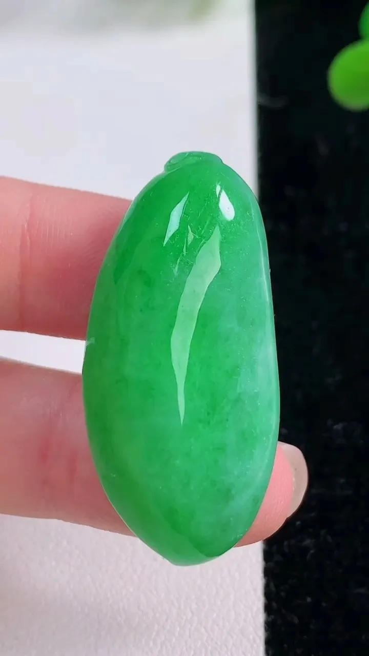 天然A货翡翠福瓜吊坠，尺寸39.4-18.5-12，重量:15.47g
11月25日