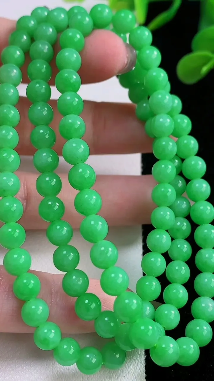 天然A货翡翠圆珠项链，尺寸6.2-99颗，重量:37.81g11月25日
工厂直销收藏佳品,种好水足，色泽均匀，有种有色，上手高大气！
