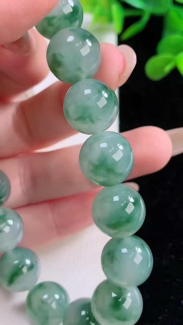 天然A货翡翠种飘花圆珠手串，尺寸12.3-17颗，重量:55.12g11月25日
工厂直销收藏佳品,种好水足，色泽均匀，有种有色，上手高大气！