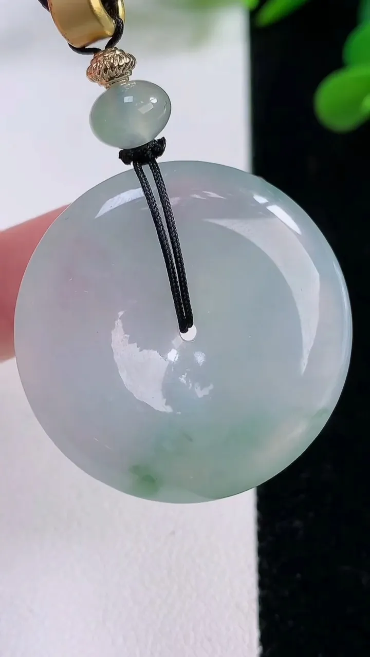 天然A货翡翠冰种飘花平安扣吊坠，尺寸33.2-7.1，重量:21.00g
11月25日