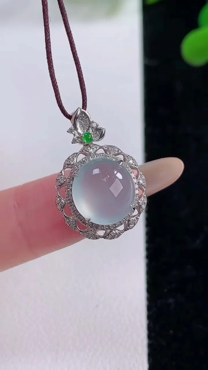 天然A货翡翠种白冰蛋面吊坠，尺寸22.2-15.4-8.2，裸石10.4-9.7重量:2.32g
1