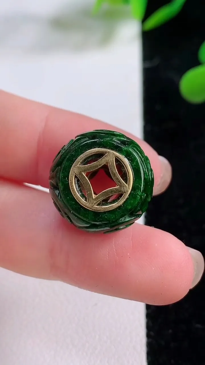 天然A货翡翠路路通吊坠，尺寸17.4-11.2，重:6.30g
11月25日