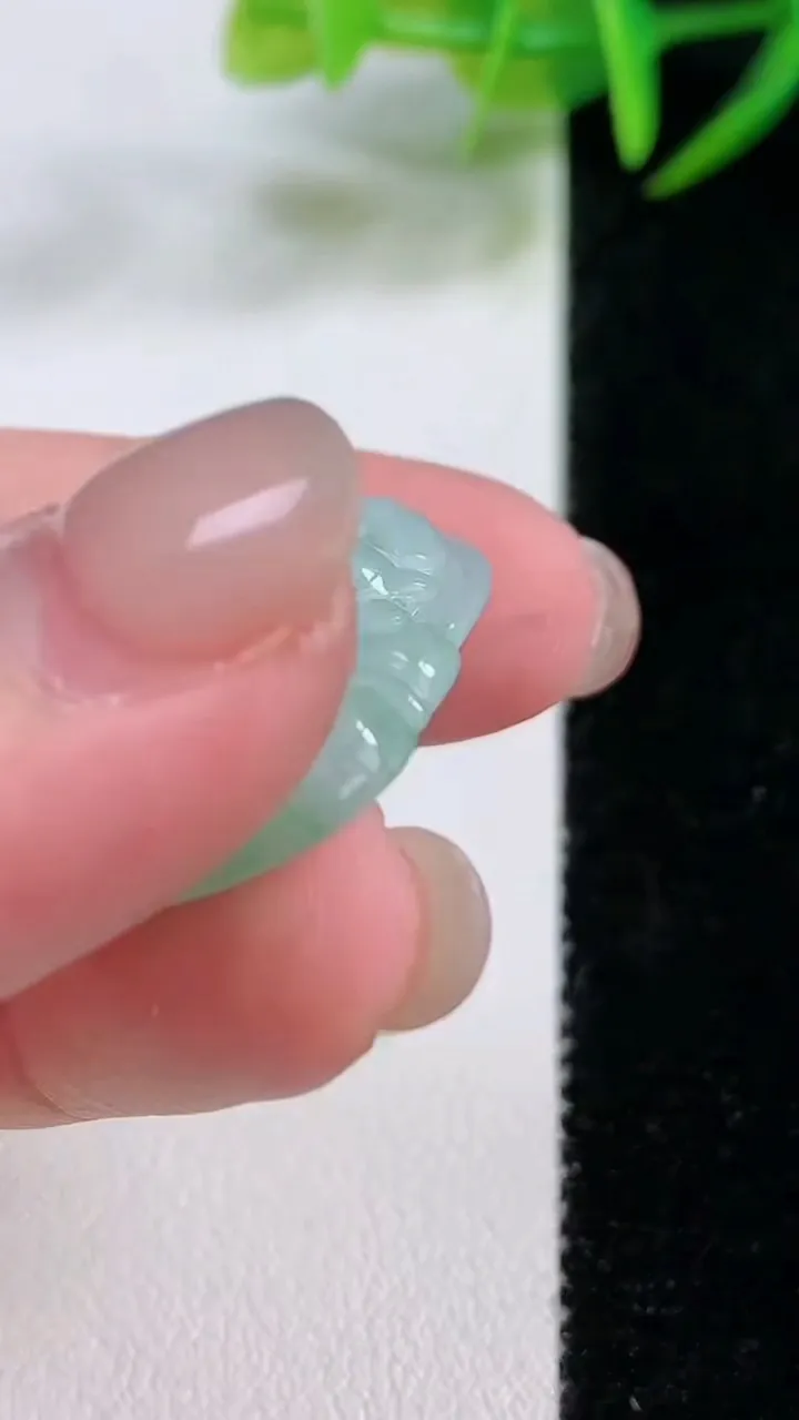 天然A货翡翠佛公吊坠，尺寸25.3-29-5.6，重量:5.97g
11月25日