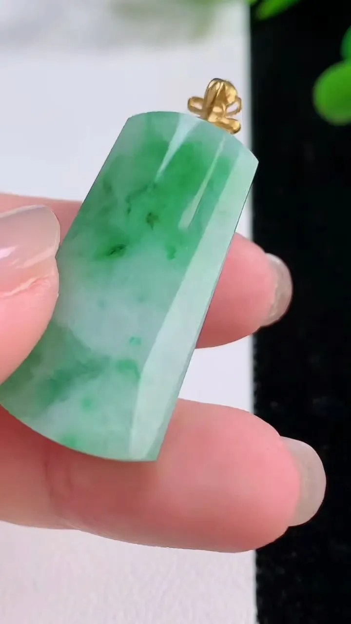 天然A货翡翠无事牌吊坠，尺寸33-16.8-8.7，重量:10.55g
11月25日