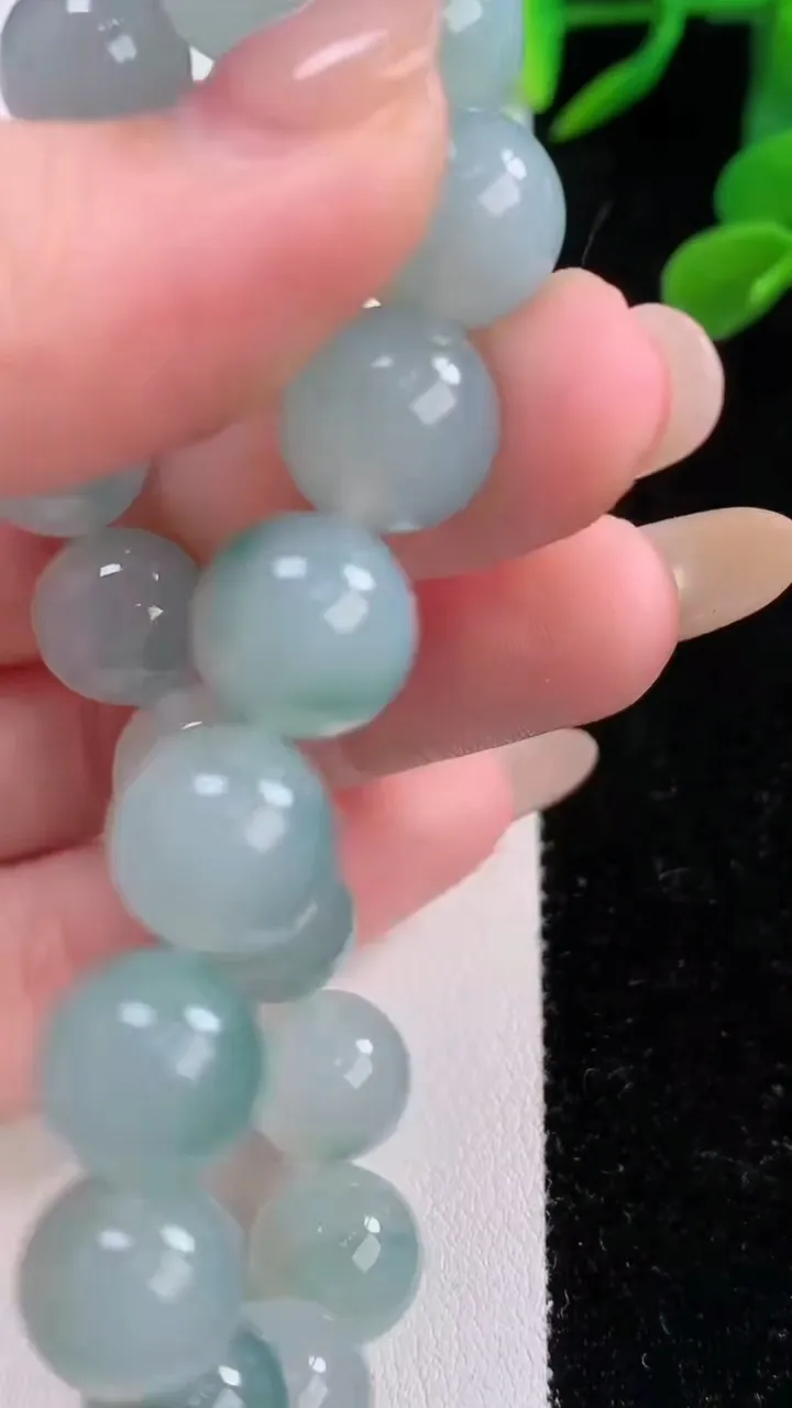 天然A货翡翠种飘花圆珠手串，尺寸10.8-19颗，重量:40.69g11月25日
工厂直销收藏佳品,种好水足，色泽均匀，有种有色，上手高大气！