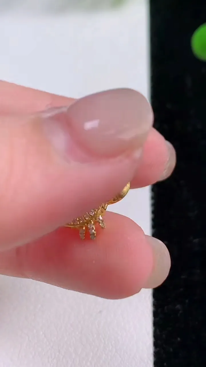 天然A货翡翠种飘花蛋面吊坠，尺寸12.6-15.5-6.4，裸石7，重量:1.87g
11月25日