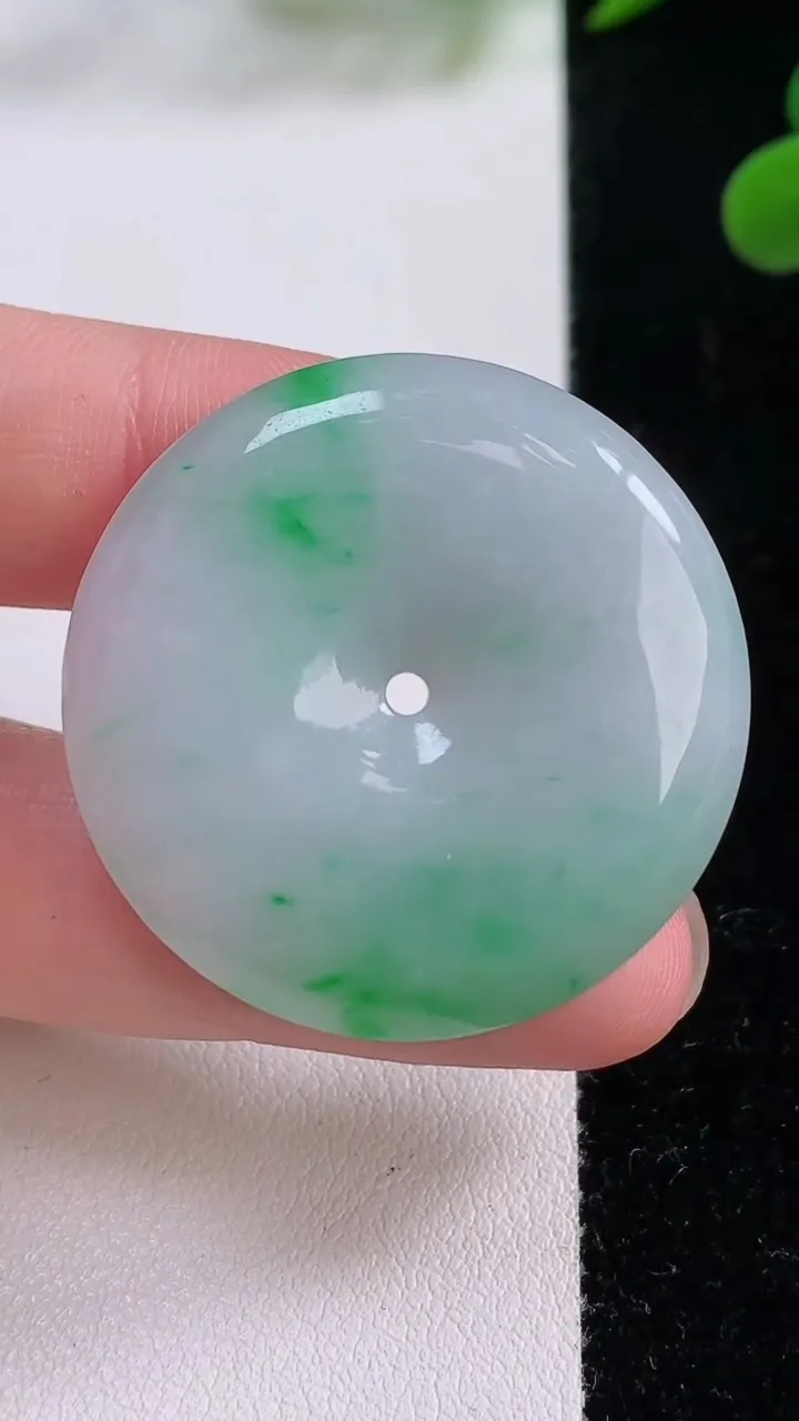 天然A货翡翠平安扣吊坠，尺寸34.6-6，重量:15.47g
11月25日