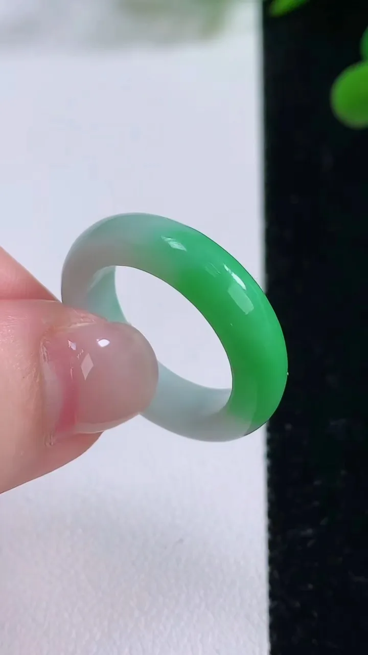 天然A货翡翠指环戒指，尺寸18.5-5.4-3.6，重量:4.82g2025年11月25日
工厂直销收藏佳品,种好水足，色泽均匀，有种有色，上手高大气！