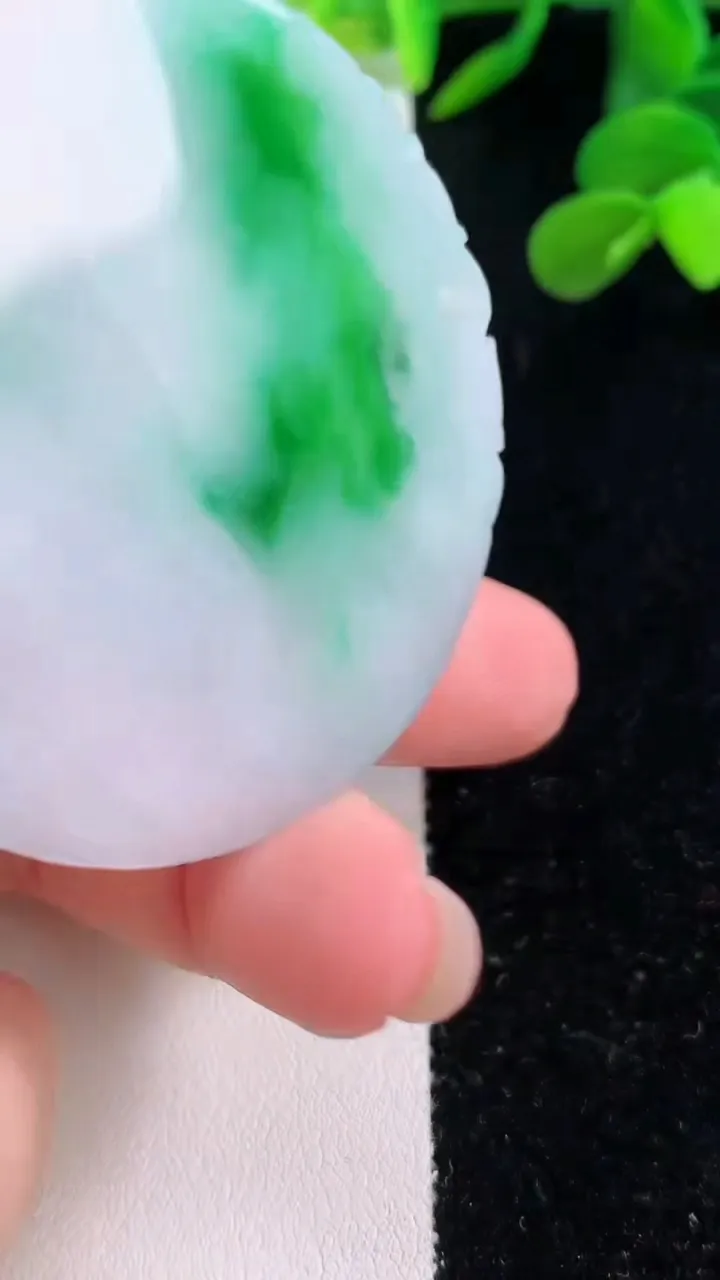 天然A货翡翠生肖马吊坠，尺寸52.4-4.3，重量:24.55g
11月25日