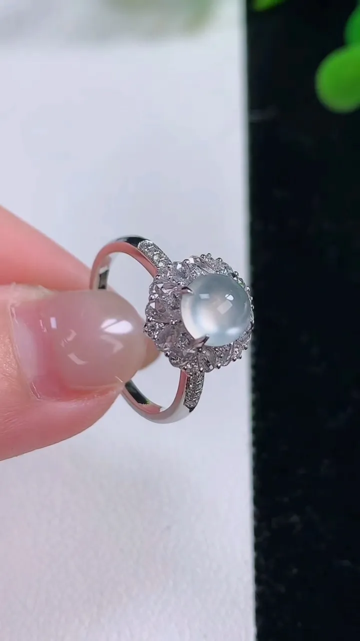 天然A货翡翠种白冰蛋面戒指，尺寸17.3-6.9-6.1-9，重量:3.10g2025年11月25日