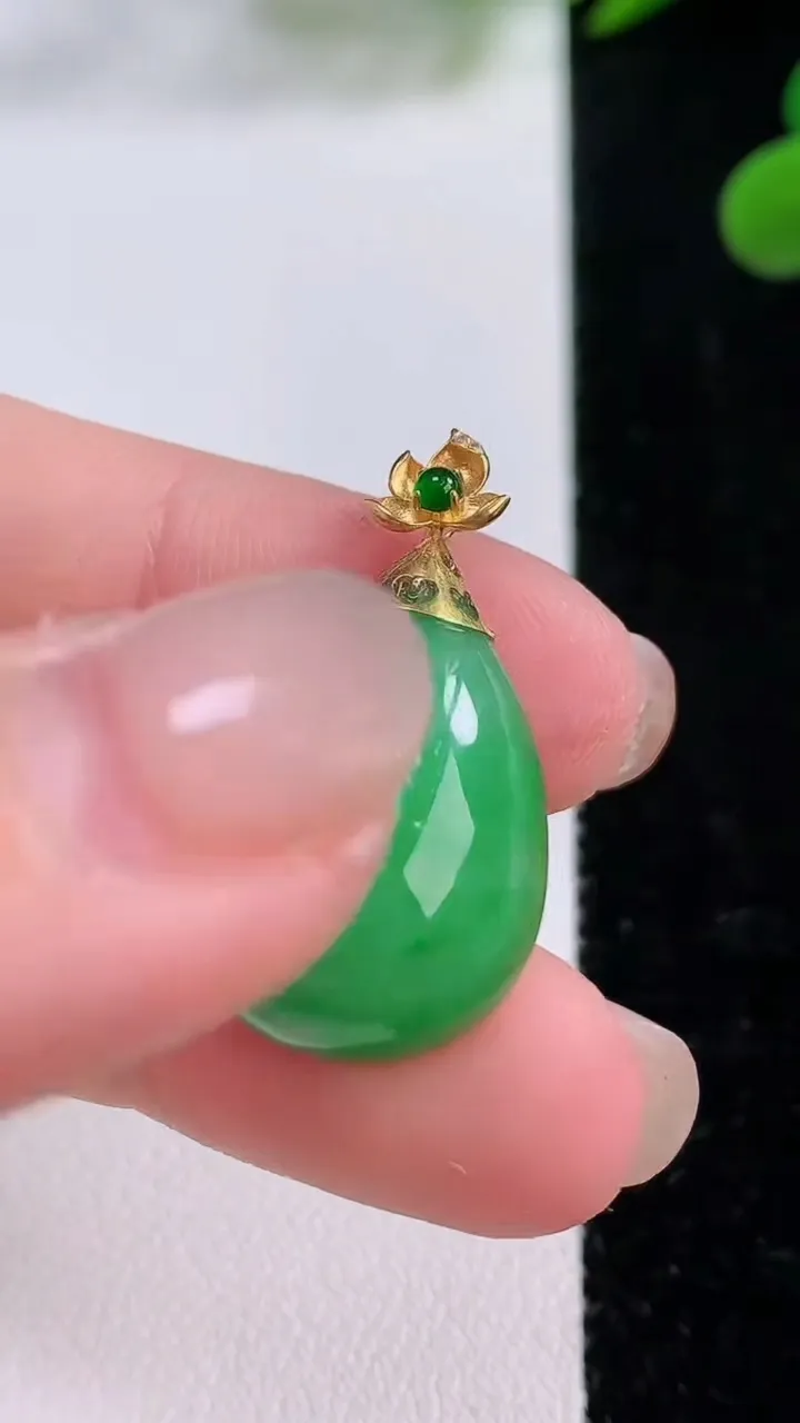 天然A货翡翠水滴吊坠，尺寸20.8-15.8-7.2，重量:4.24g
11月25日