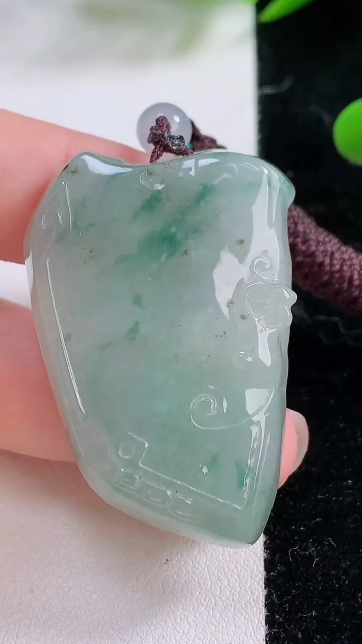 天然A货翡翠冰种飘花原石吊坠，尺寸42-29-7.6，重:23.96g
11月25日