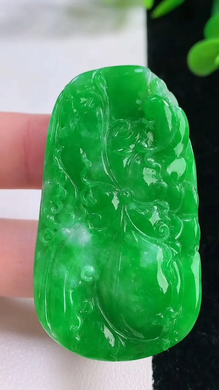 天然A货翡翠年年有余吊坠，尺寸54.5-31-9，重量:31.99g
11月25日