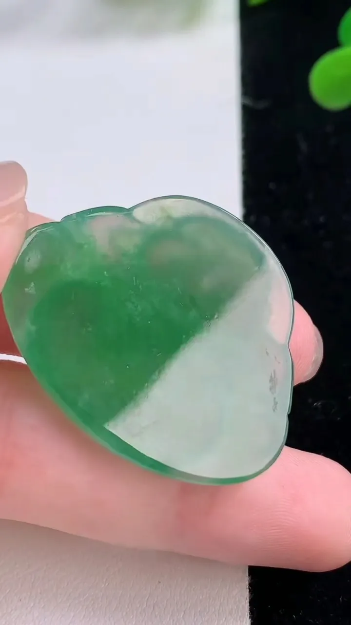 天然A货翡翠佛公镶嵌件，尺寸29-36-6.1，重量:11.03g
11月25日