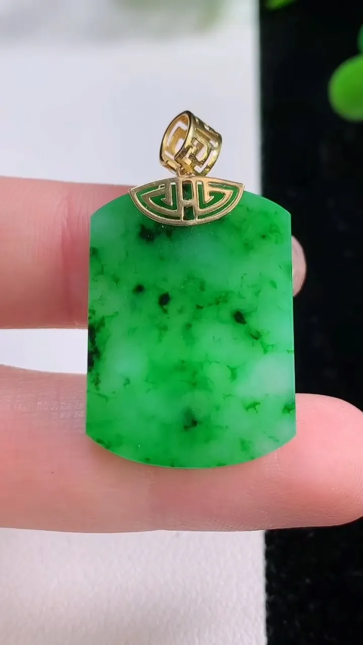 天然A货翡翠无事牌吊坠，尺寸28-20-2.7，重量:5.09g
11月25日