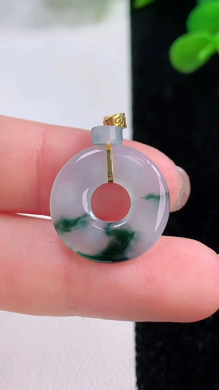 天然A货翡翠种飘花平安环吊坠，尺寸18.7-2，重量:3.12g
11月25日