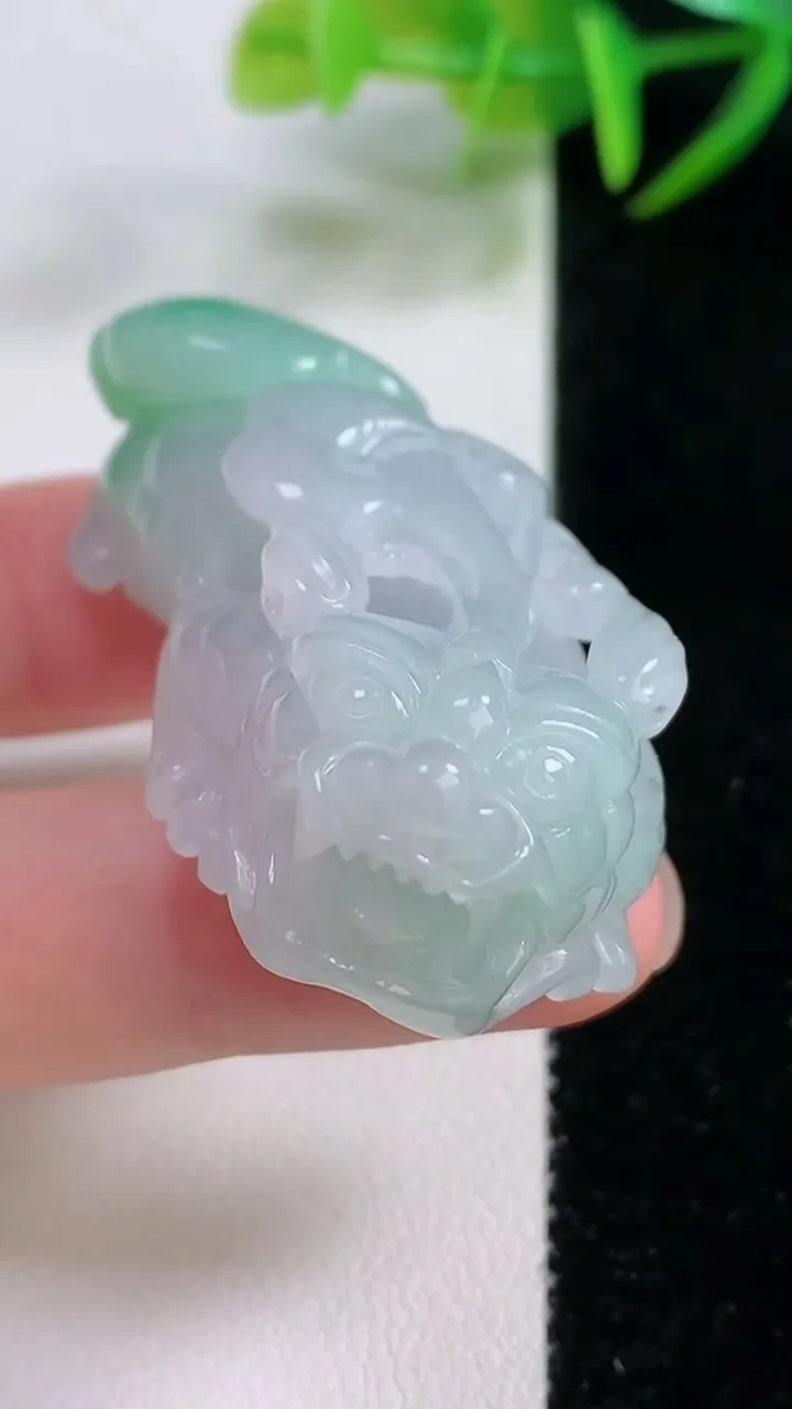 天然A货翡翠貔貅吊坠，尺寸49.3-22.6-15.5，重量:40.36g
11月25日