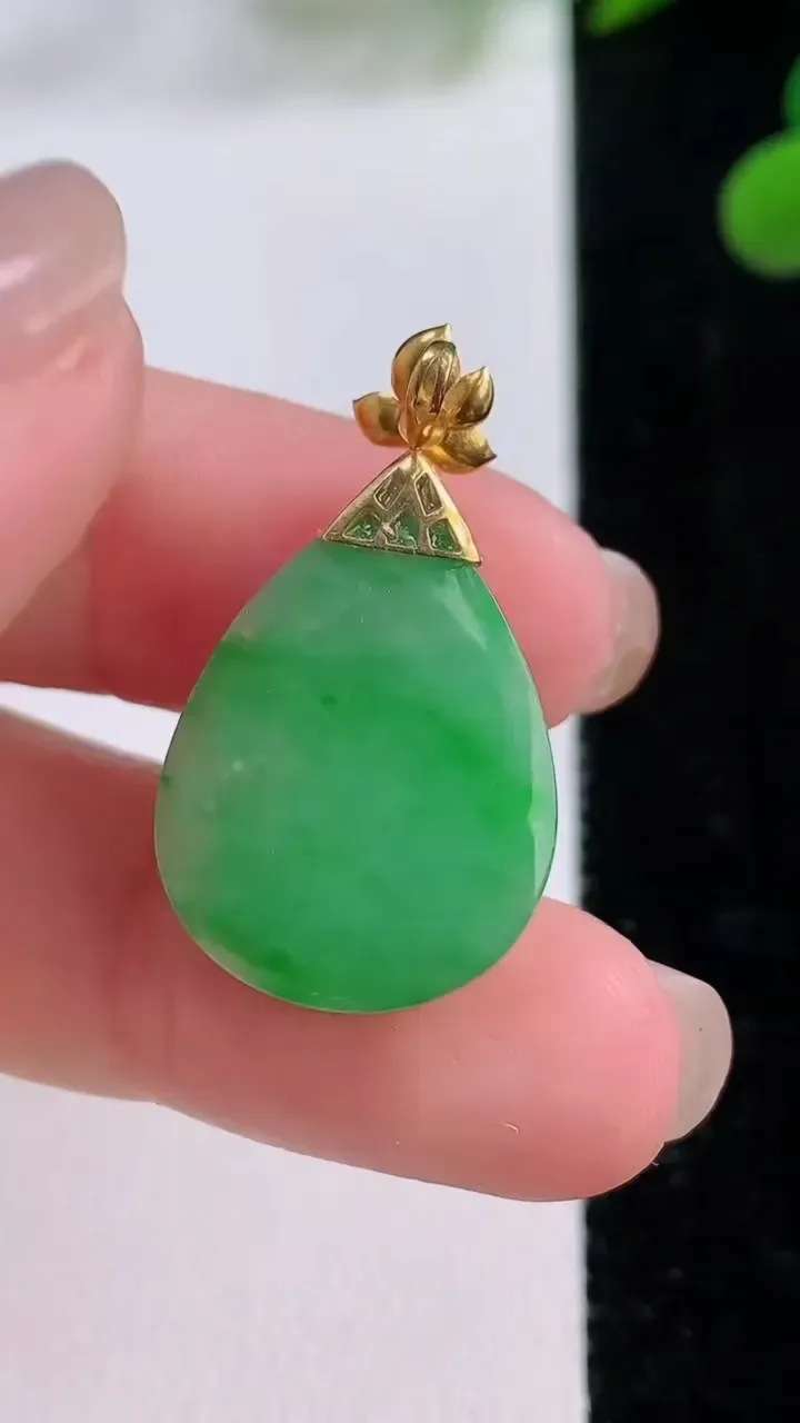天然A货翡翠水滴吊坠，尺寸20.8-15.8-7.2，重量:4.24g
11月25日