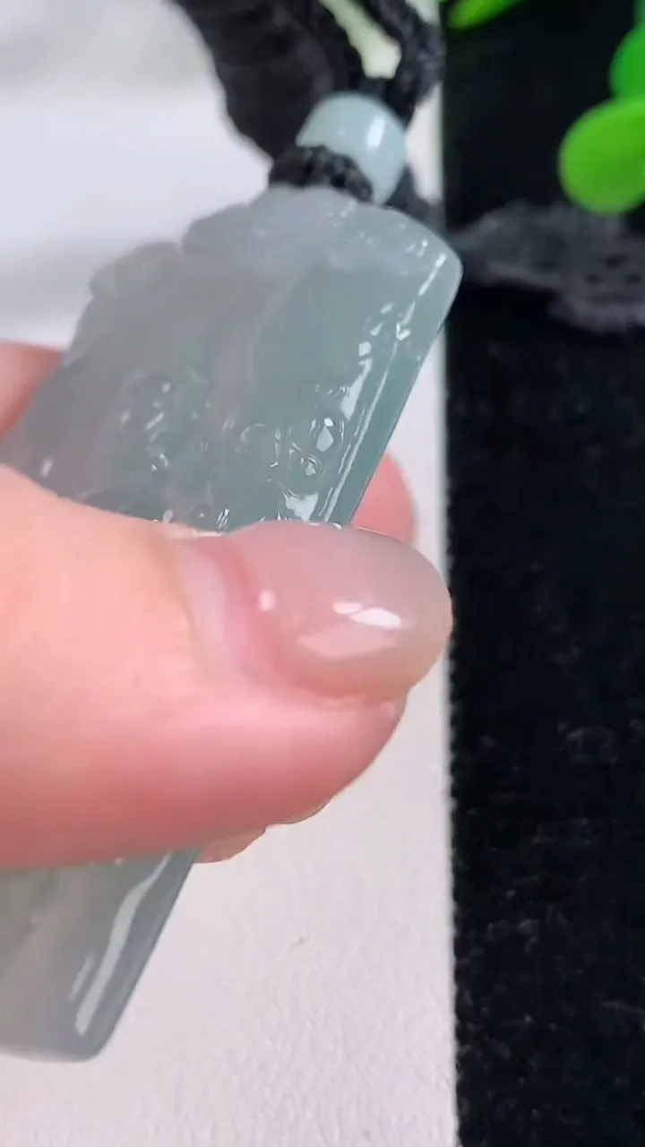 天然A货翡翠大日如来吊坠，尺寸57.4-40.8-5.4，重量:34.88g
11月25日