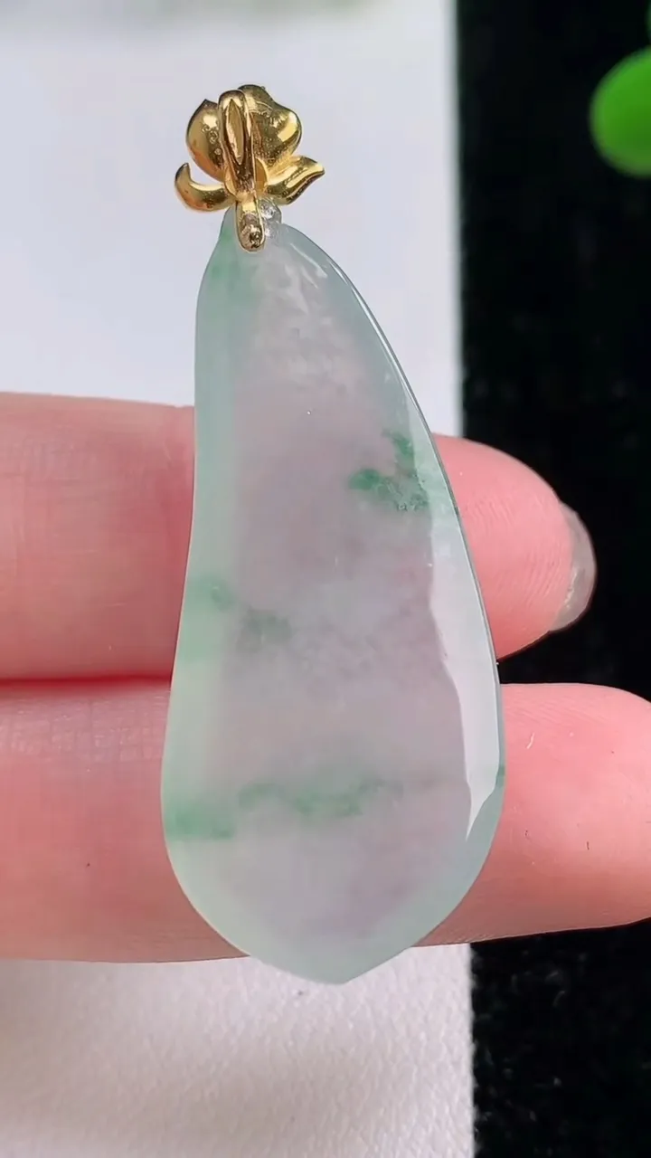 天然A货翡翠种飘花福瓜吊坠，尺寸37.5-17.4-6.5，重量:8.21g
11月25日