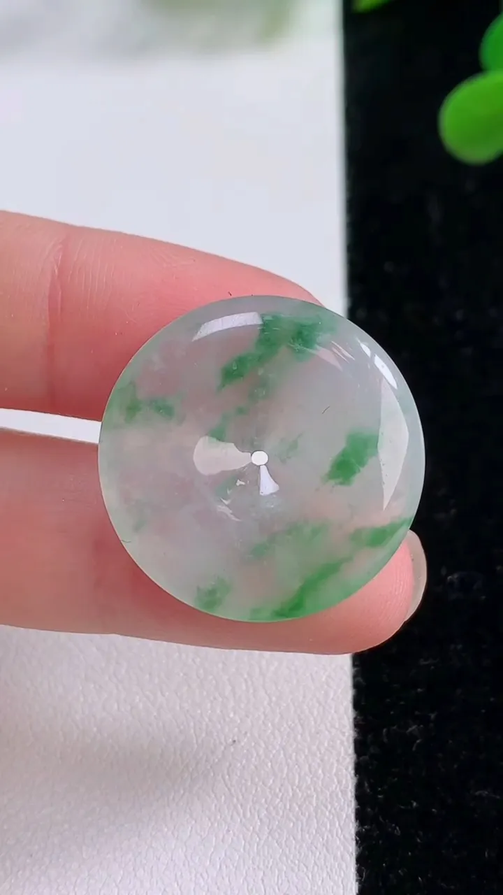 天然A货翡翠冰种飘花平安扣吊坠，尺寸24.5-4.6，重量:5.84g
11月25日