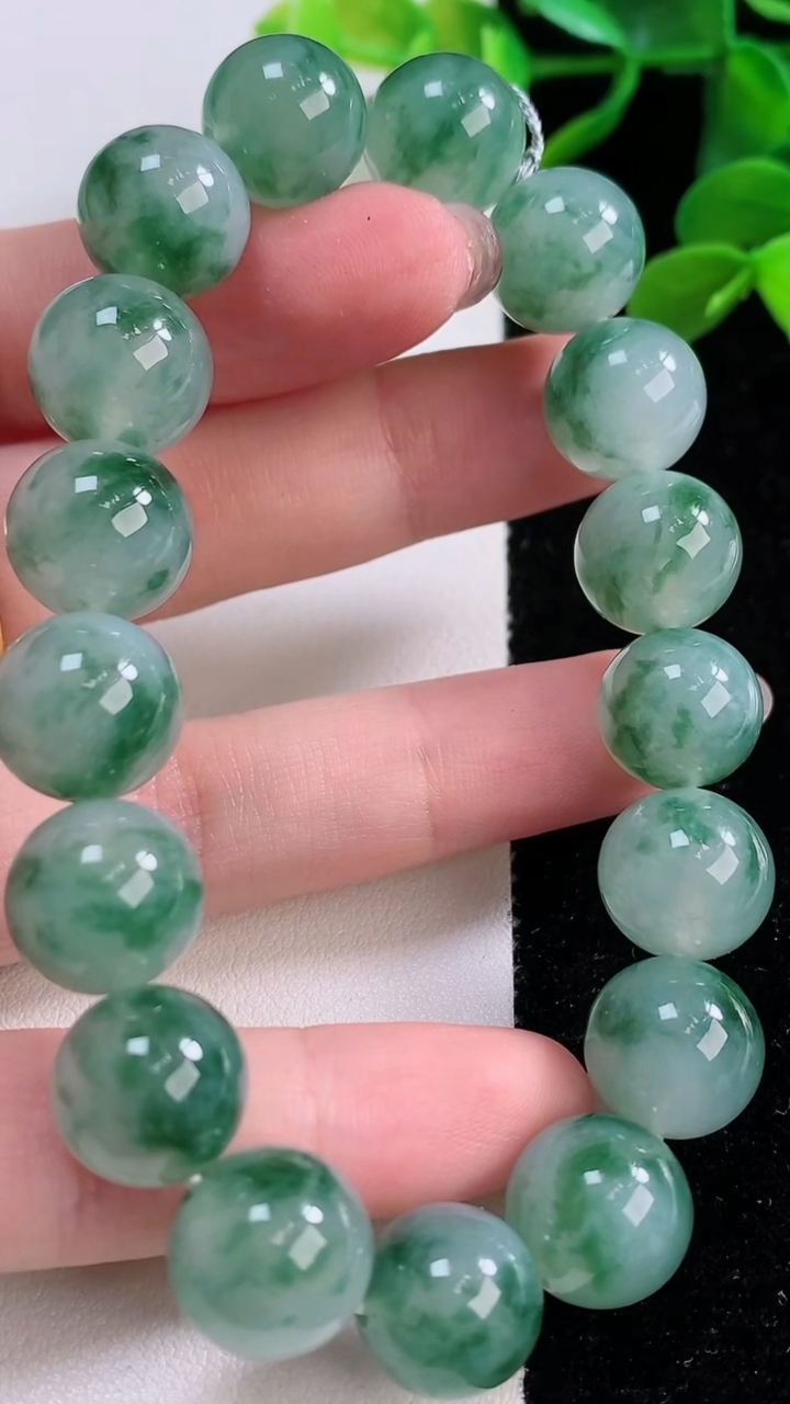 天然A货翡翠种飘花圆珠手串，尺寸12.3-17颗，重量:55.12g11月25日
工厂直销收藏佳品,种好水足，色泽均匀，有种有色，上手高大气！