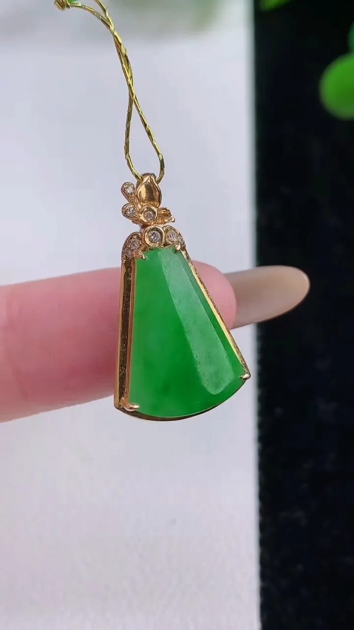 天然A货翡翠无事牌吊坠，尺寸2.7-12.8-6.4，裸石15-11.6重量:1.75g
11月25