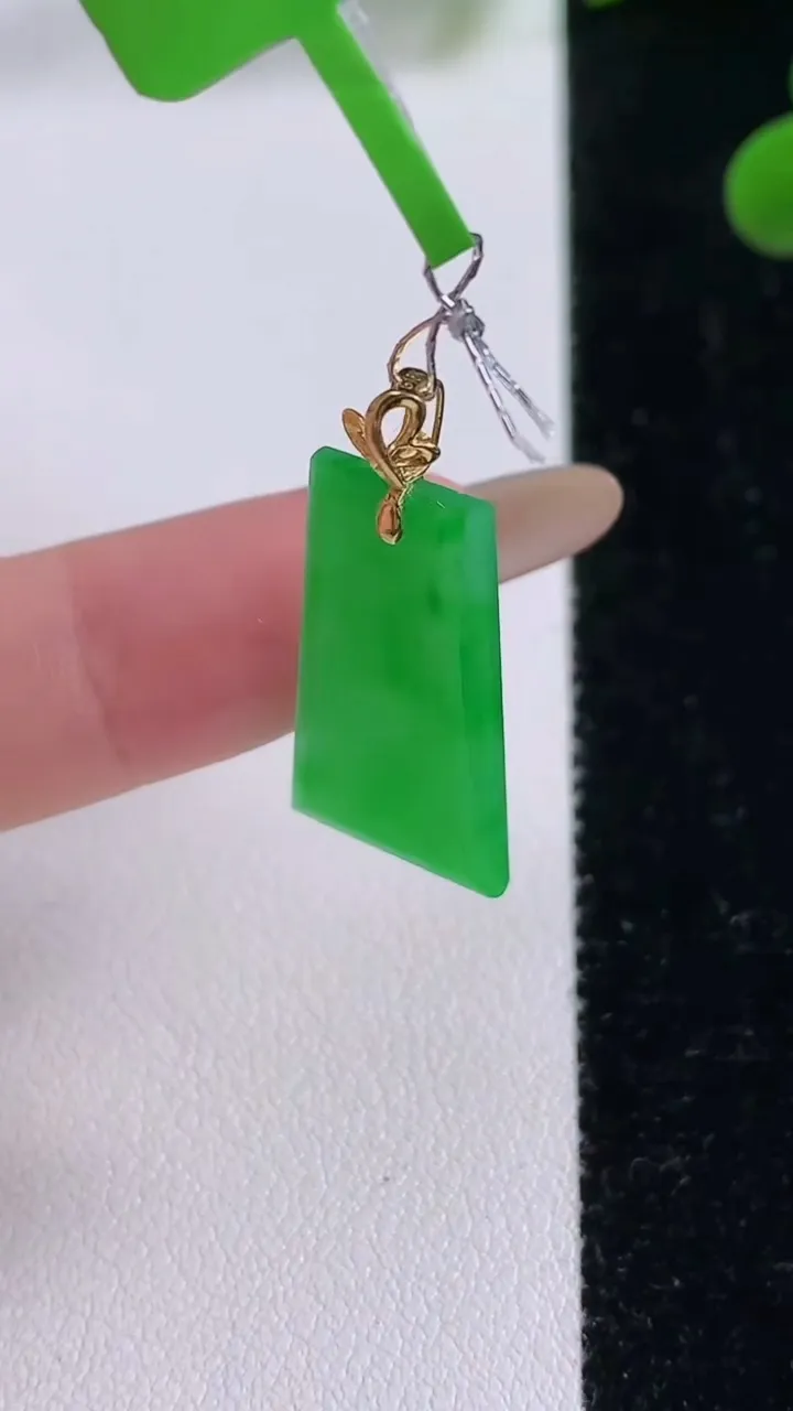 天然A货翡翠无事牌吊坠，尺寸23.6-12.6-2.1，重量:2.10g
11月25日